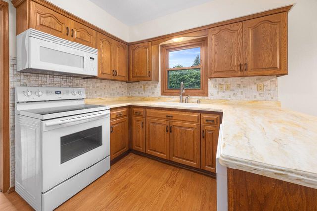3635 S Loretta LANE, New Berlin, WI 53151