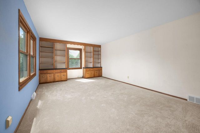 3635 S Loretta LANE, New Berlin, WI 53151