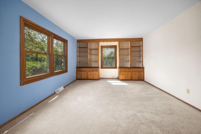 3635 S Loretta LANE, New Berlin, WI 53151