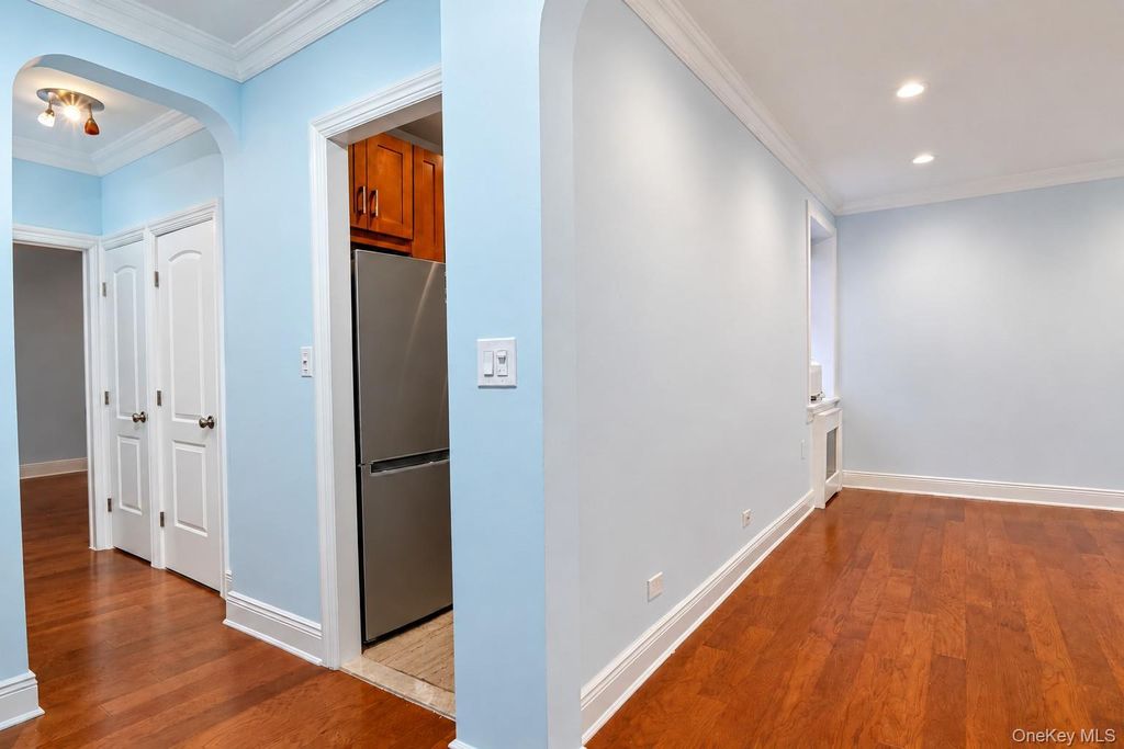 21 Barstow Road 1L, Great Neck, NY 11021 — photo 2
