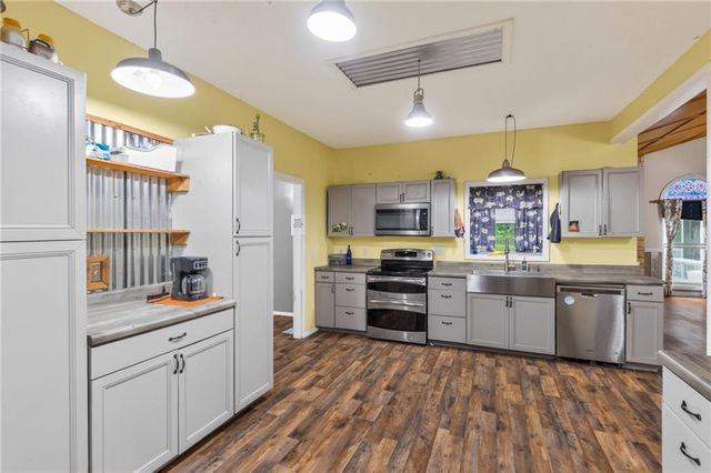 6513 SE Ryan Road, Blue Springs, MO 64014