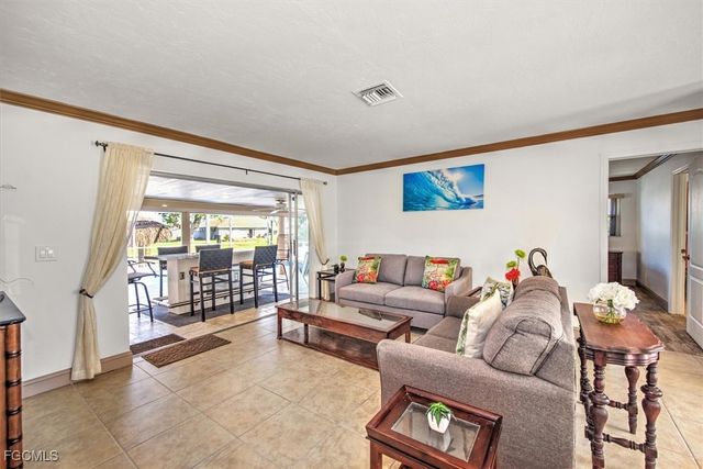 807 Montclaire CT, Cape Coral, FL 33904