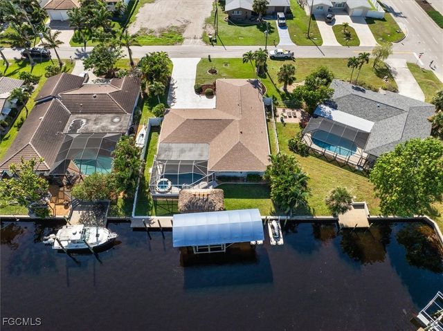 807 Montclaire CT, Cape Coral, FL 33904