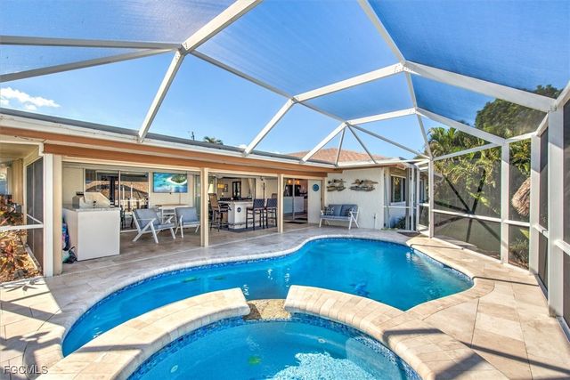 807 Montclaire CT, Cape Coral, FL 33904