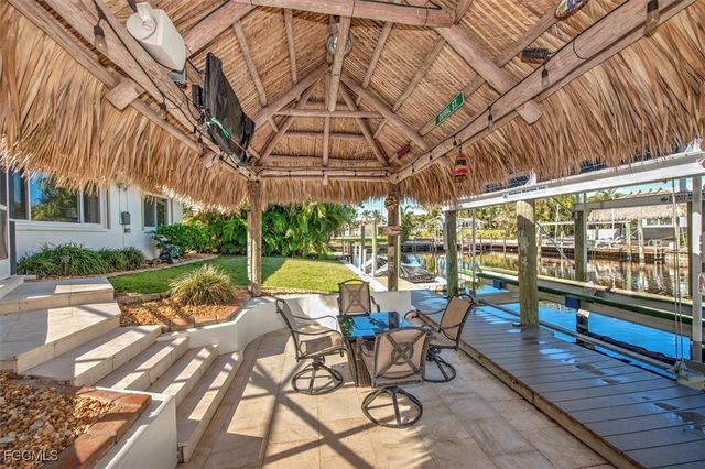 807 Montclaire CT, Cape Coral, FL 33904