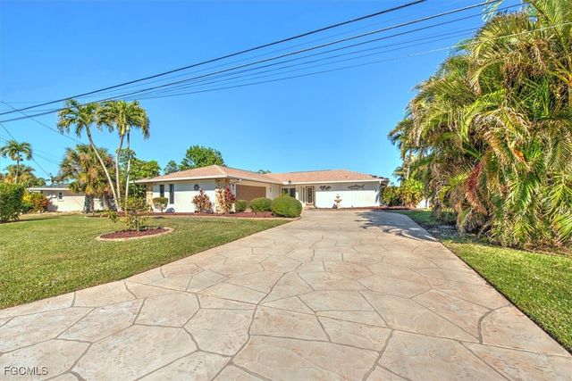 807 Montclaire CT, Cape Coral, FL 33904