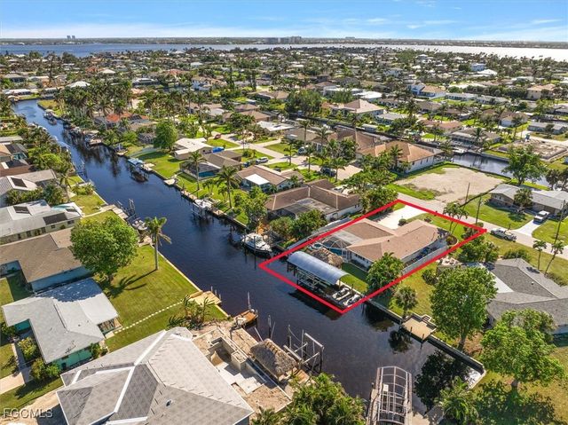 807 Montclaire CT, Cape Coral, FL 33904