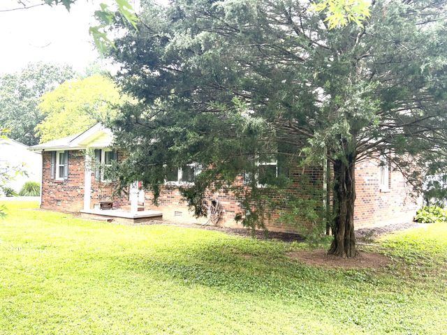 627 Baker Dr, Lafayette, TN 37083