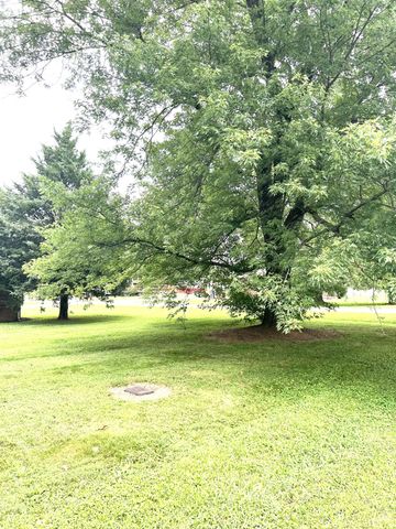 627 Baker Dr, Lafayette, TN 37083