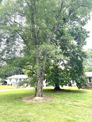 627 Baker Dr, Lafayette, TN 37083
