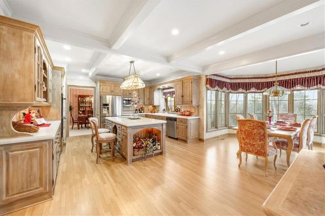 10580 S Glenview Lane, Olathe, KS 66061