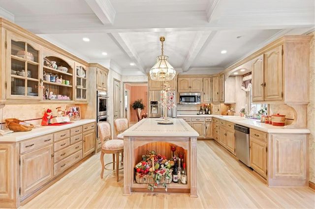 10580 S Glenview Lane, Olathe, KS 66061