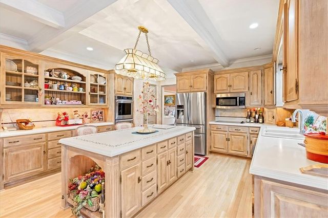 10580 S Glenview Lane, Olathe, KS 66061