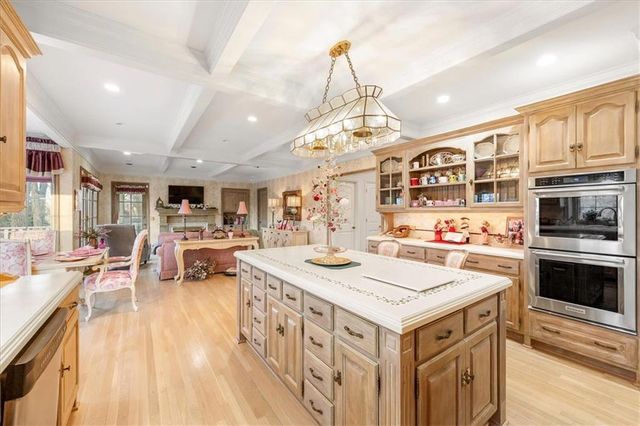 10580 S Glenview Lane, Olathe, KS 66061