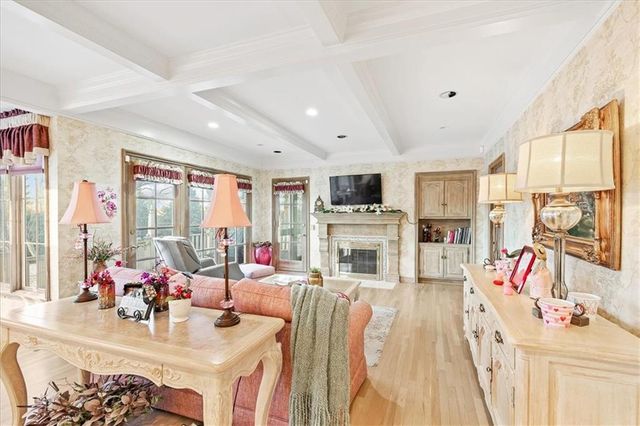 10580 S Glenview Lane, Olathe, KS 66061