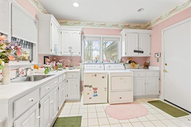 10580 S Glenview Lane, Olathe, KS 66061