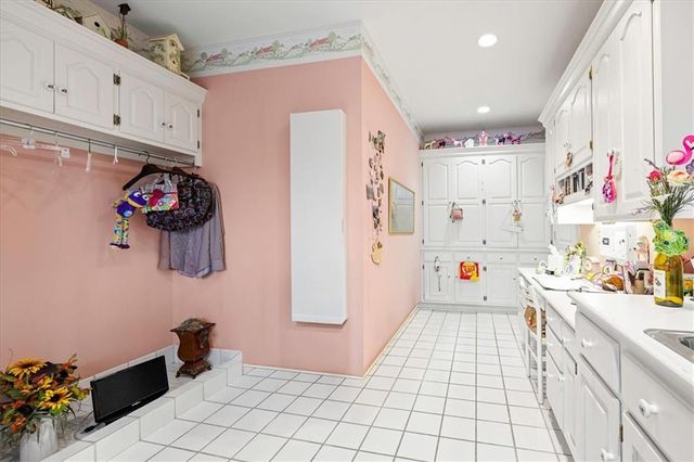 10580 S Glenview Lane, Olathe, KS 66061