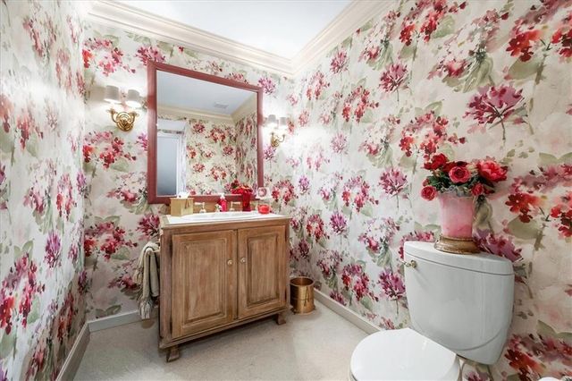 10580 S Glenview Lane, Olathe, KS 66061