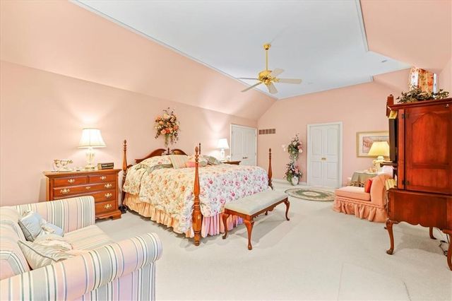 10580 S Glenview Lane, Olathe, KS 66061