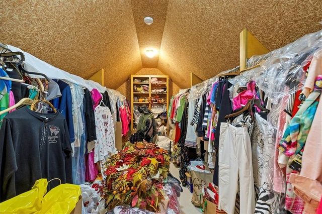 10580 S Glenview Lane, Olathe, KS 66061