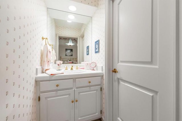 10580 S Glenview Lane, Olathe, KS 66061