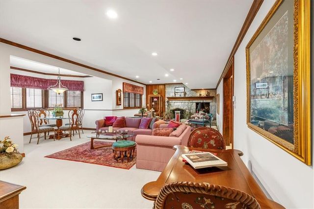 10580 S Glenview Lane, Olathe, KS 66061