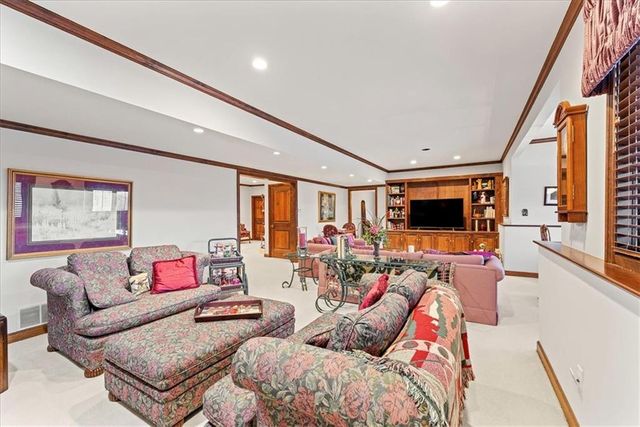 10580 S Glenview Lane, Olathe, KS 66061