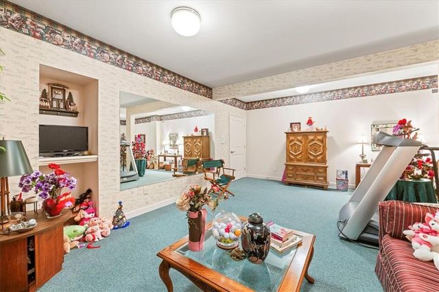 10580 S Glenview Lane, Olathe, KS 66061