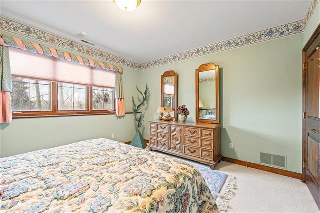 10580 S Glenview Lane, Olathe, KS 66061