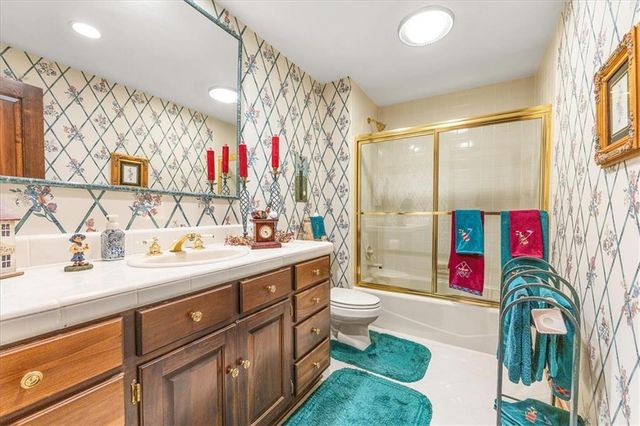 10580 S Glenview Lane, Olathe, KS 66061