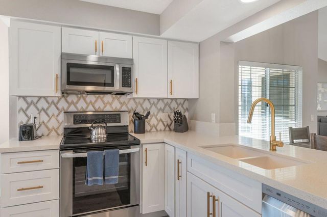 704 Vista Lago N, Palm Desert, CA 92211
