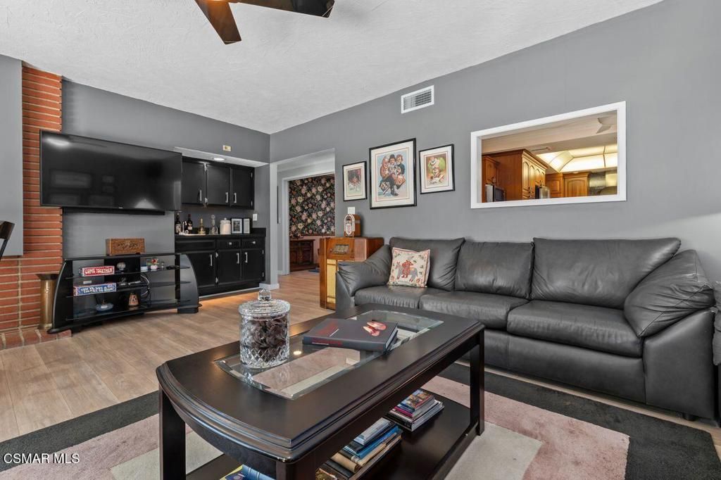 Image 11 of property listing at 17701 Corinthian Drive, Encino, CA 91316