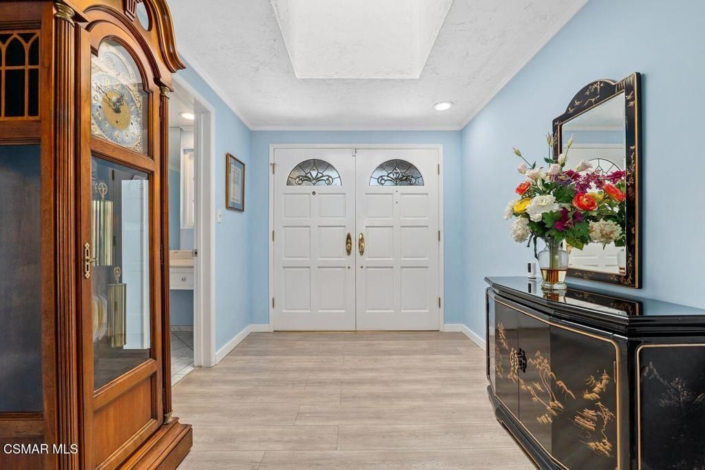 Image 17 of property listing at 17701 Corinthian Drive, Encino, CA 91316