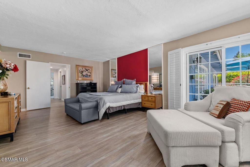 Image 19 of property listing at 17701 Corinthian Drive, Encino, CA 91316