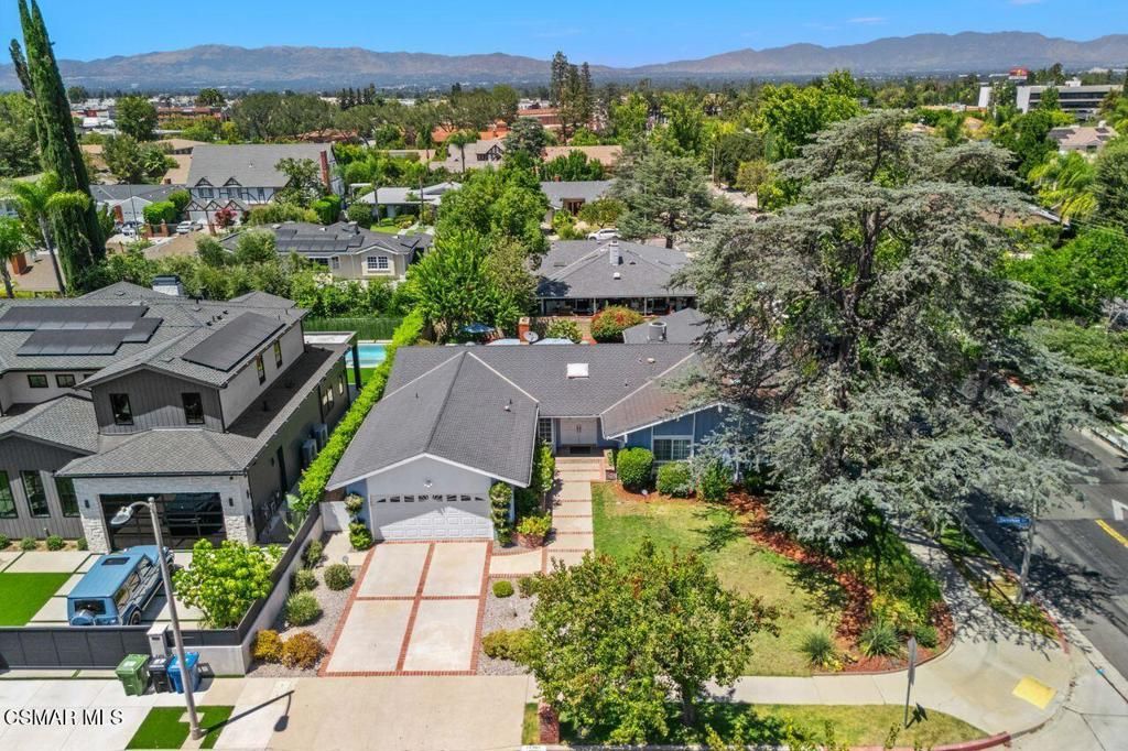 Image 30 of property listing at 17701 Corinthian Drive, Encino, CA 91316