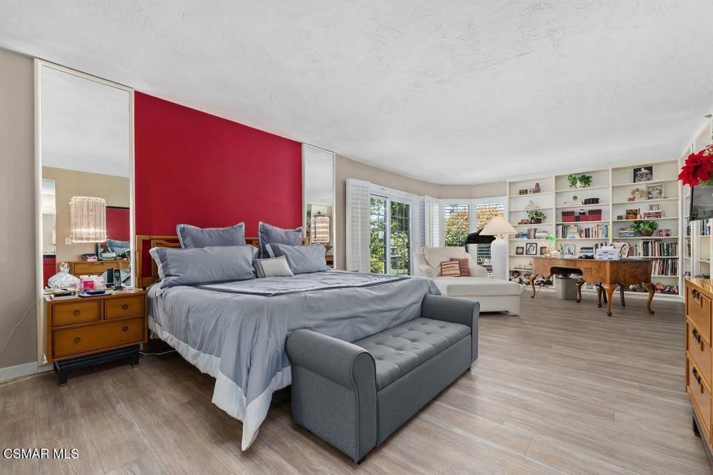 Image 6 of property listing at 17701 Corinthian Drive, Encino, CA 91316