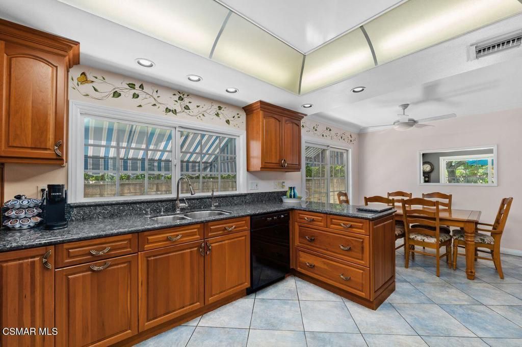 Image 7 of property listing at 17701 Corinthian Drive, Encino, CA 91316