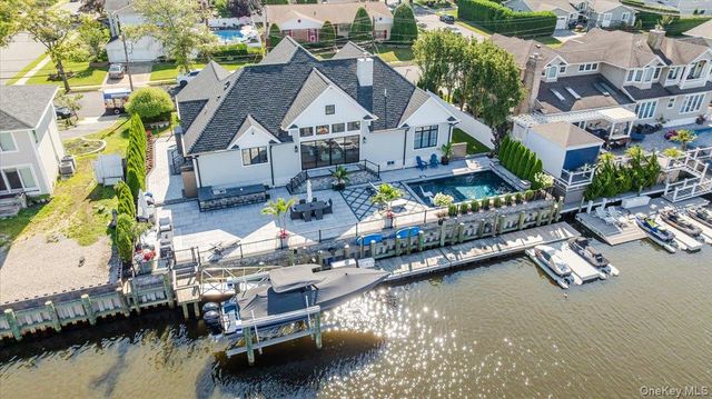 10 SKYLARK Road, Massapequa Park, NY 11762