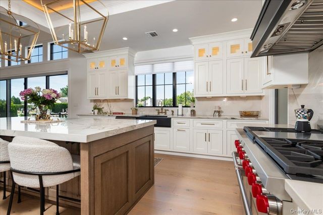 10 SKYLARK Road, Massapequa Park, NY 11762