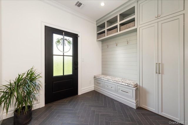 10 SKYLARK Road, Massapequa Park, NY 11762