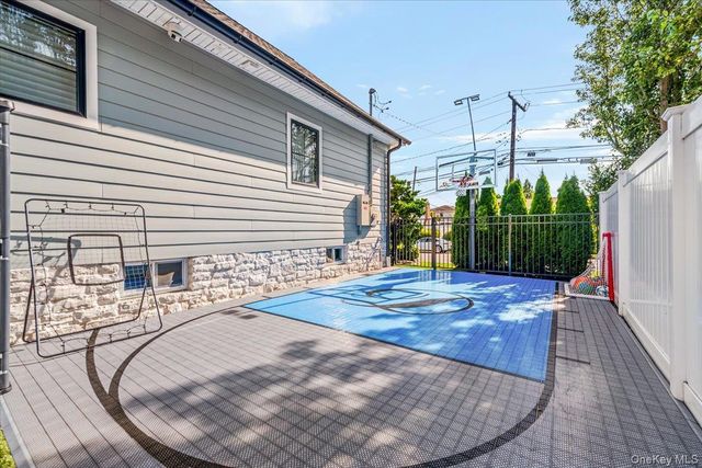 10 SKYLARK Road, Massapequa Park, NY 11762