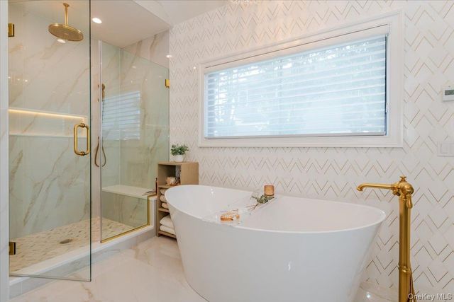 10 SKYLARK Road, Massapequa Park, NY 11762