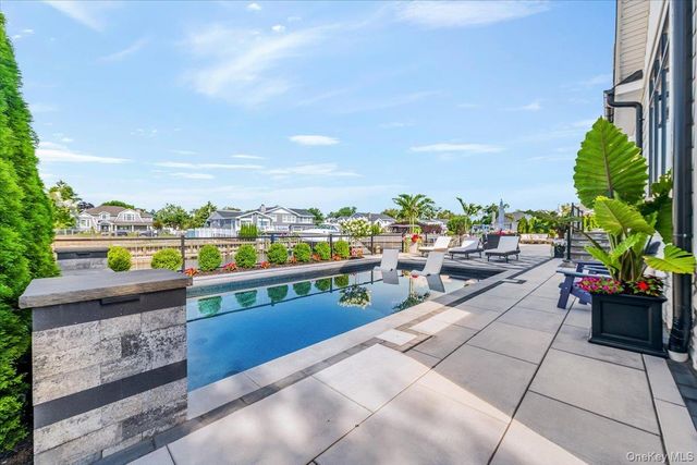 10 SKYLARK Road, Massapequa Park, NY 11762