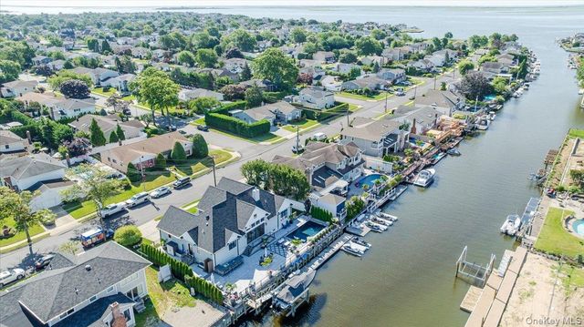 10 SKYLARK Road, Massapequa Park, NY 11762