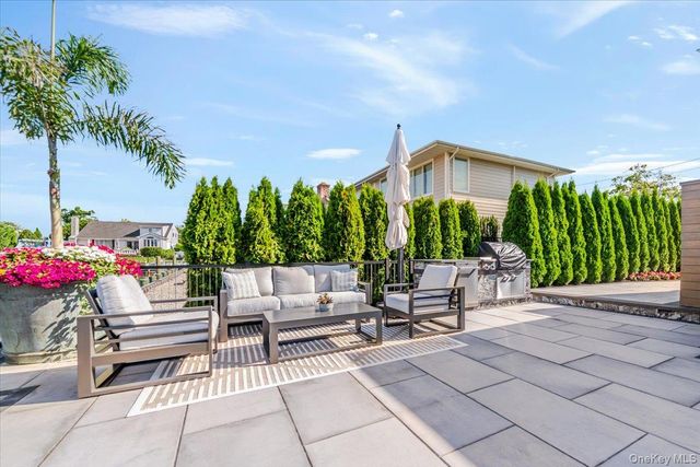 10 SKYLARK Road, Massapequa Park, NY 11762