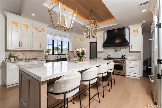 10 SKYLARK Road, Massapequa Park, NY 11762