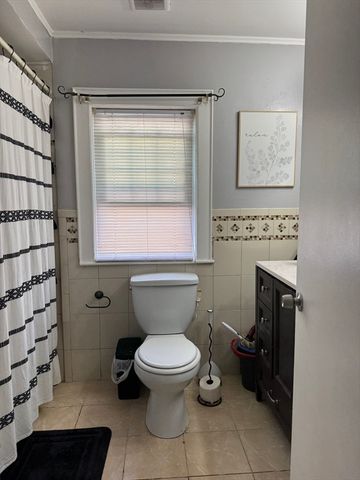 35 Farmland Rd, Lowell, MA 01850
