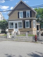 35 Farmland Rd, Lowell, MA 01850