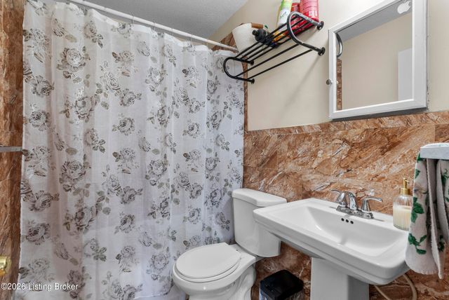 4404 Malcolm Rd, Louisville, KY 40216