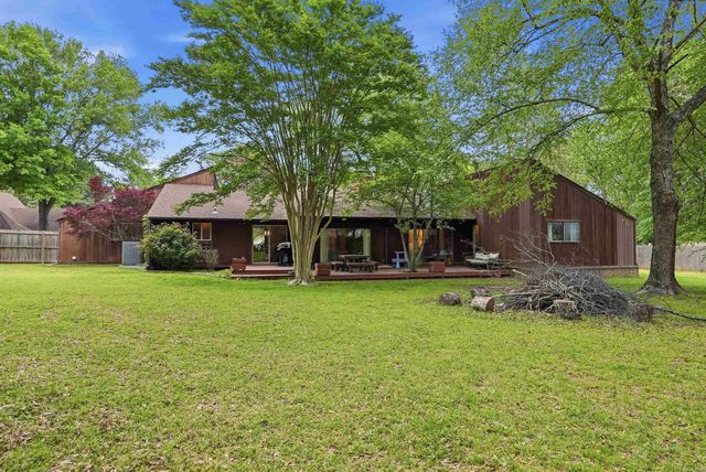 5 Yorktown, Conway, AR 72034